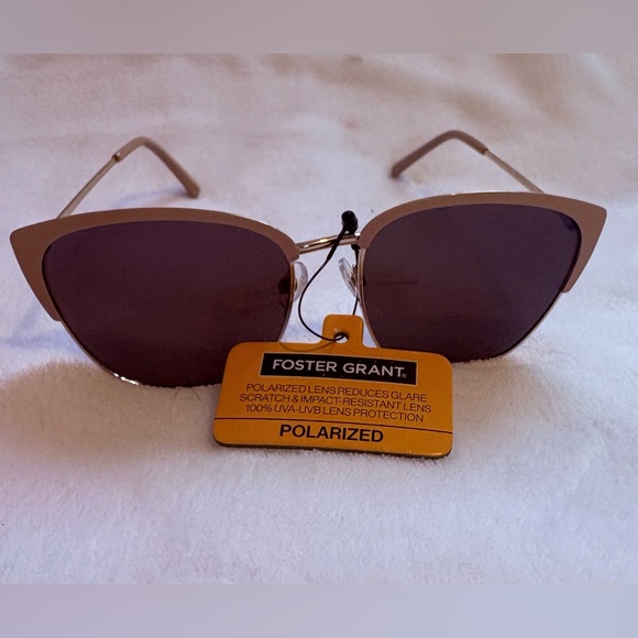 Foster Grant Gold and Black Polarized Sunglasses - Picture 2 of 4